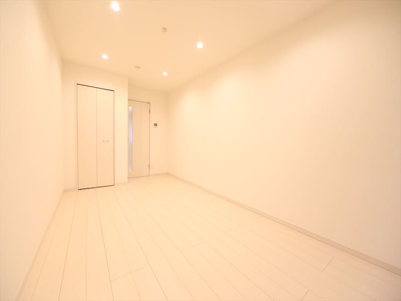 居室・リビング　洋室8.4帖　エアコン完備　バルコニーに面しています