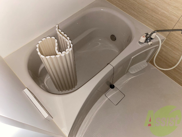 バス・シャワールーム　こちらはお風呂。一日の疲れをここで癒してください。