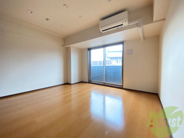 居室・リビング　輝きが清潔感を出してくれます。お部屋も明るいですね。