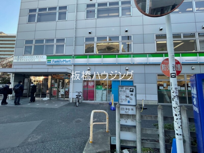 コンビニ　ファミリーマート西武東長崎駅前店（コンビニ）まで600m