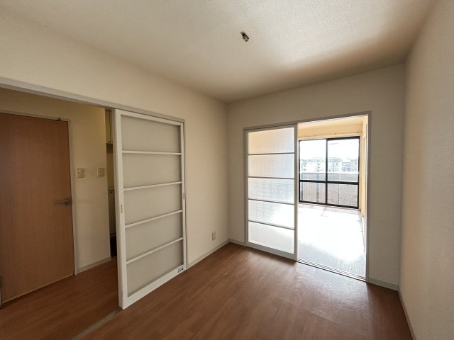 居室・リビング　こちらの居間で趣味の時間をお楽しみください