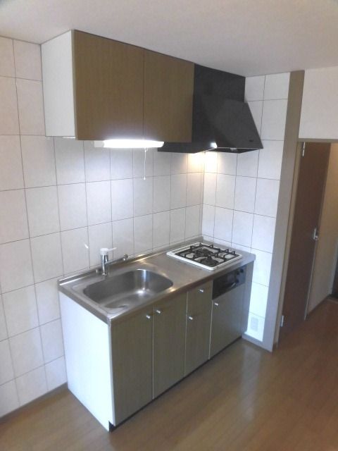 キッチン　お料理好きには嬉しい２口のシステムキッチン、グリル付き