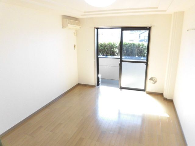 居室・リビング　広々とした８.１帖の洋室、エアコン完備