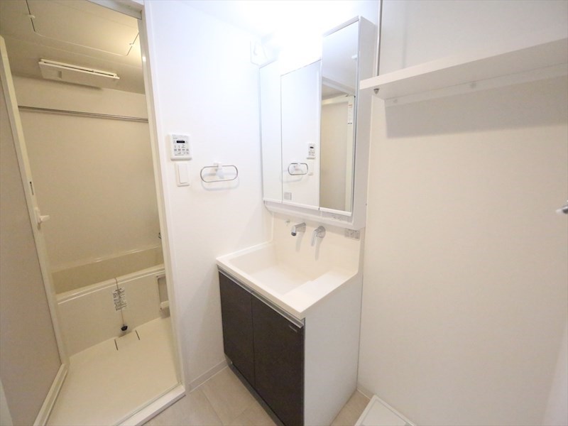 洗面設備　脱衣所　独立洗面台（シャンプードレッサー付）収納スペース有