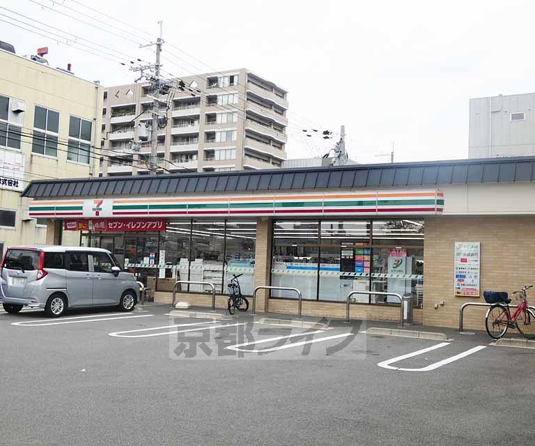コンビニ　セブンイレブン　西院月双町（コンビニ）まで300m