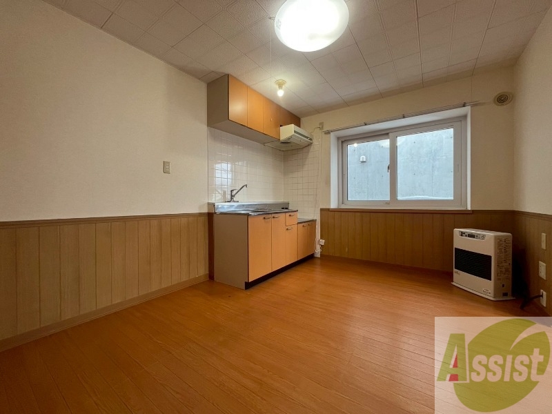 居室・リビング　リビングです。木目のフローリングが落ち着きますね。