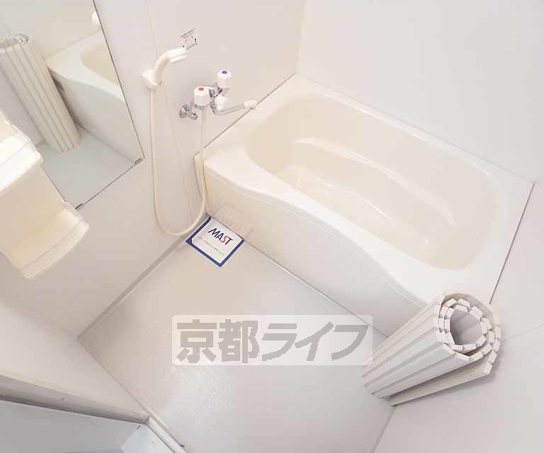 バス・シャワールーム　清潔感のあるバスルームです。