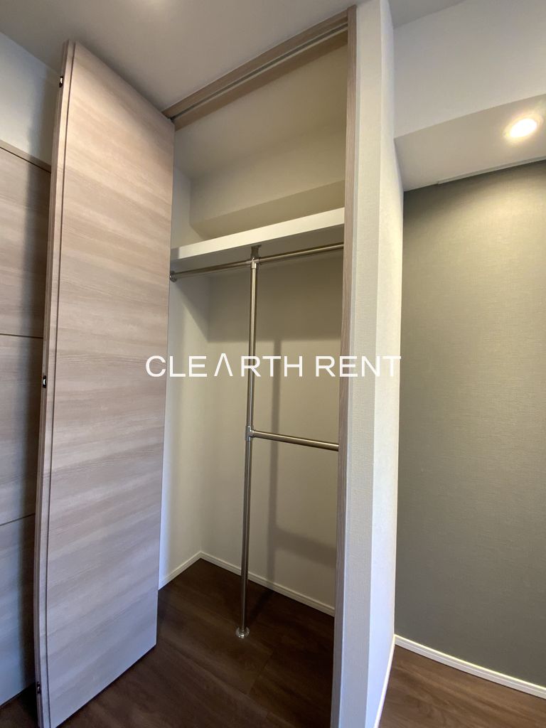 収納　ハンガーパイプ付きクローゼット