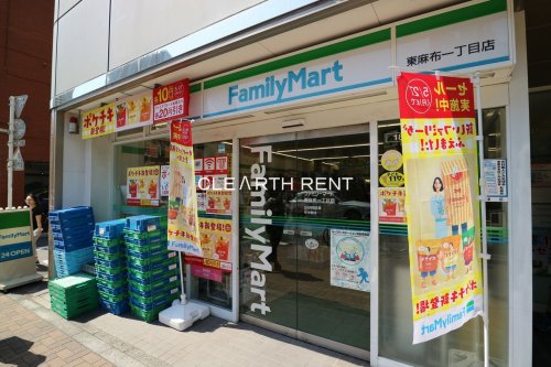 コンビニ　ファミリーマート 東麻布一丁目店（コンビニ）まで439m