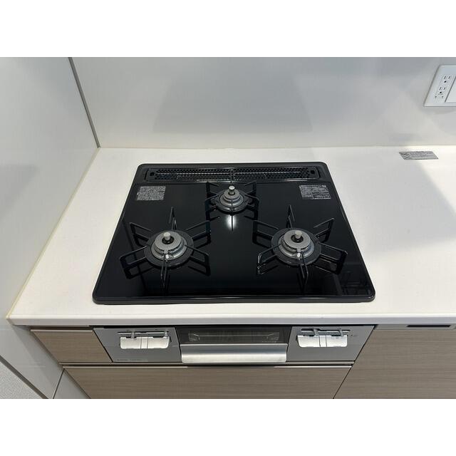 キッチン　三口コンロ