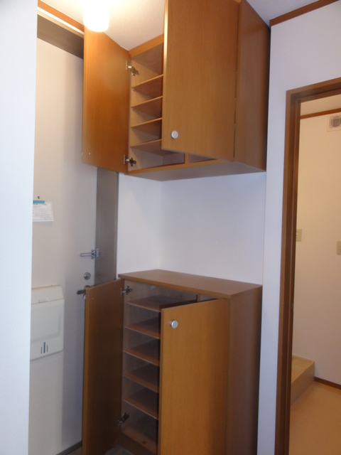 玄関　下駄箱は上下にあります