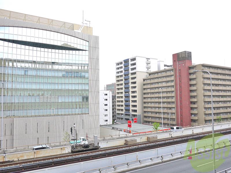 眺望　バルコニーからの眺望です。前に見えるのは新御堂筋です！