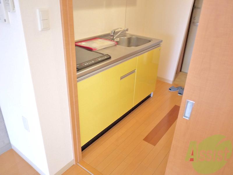 キッチン　キッチンは２口ＩＨコンロのシステムキッチン。自炊も快適♪