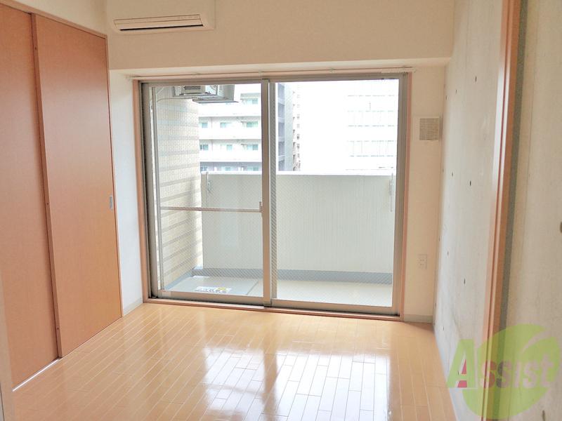 その他部屋・スペース　バルコニーに面する３．５帖の洋室。大容量のクローゼット付です