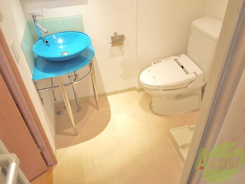 洗面設備　お洒落でインパクトのある洗面台に、トイレ、洗濯パン付の洗面室