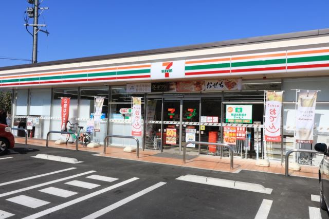 コンビニ　セブンイレブン（コンビニ）まで830m