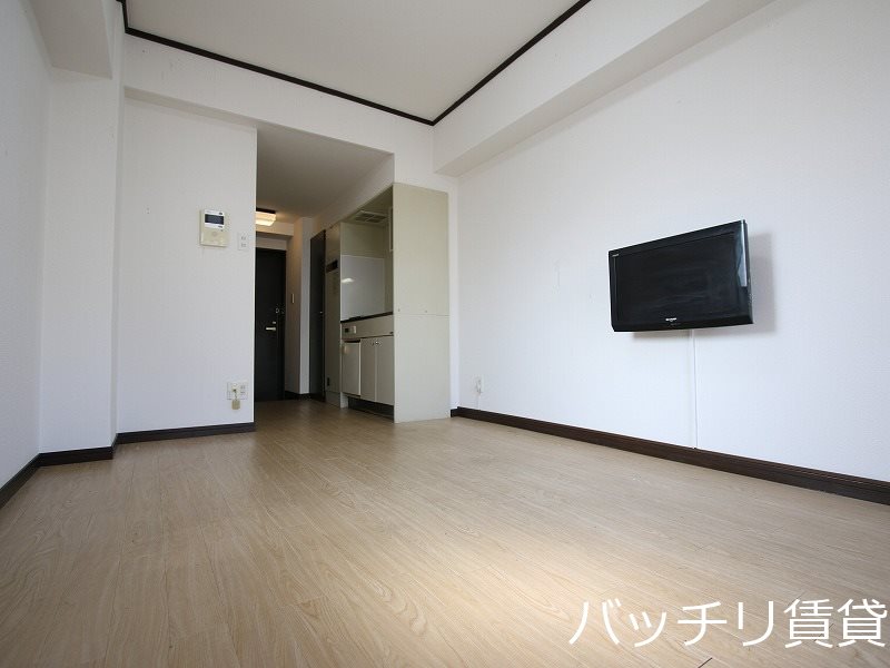 居室・リビング　画像は別号室の為、現状優先になります。