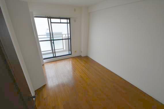 居室・リビング　白を基調とした内装でおしゃれで、落ち着ける空間です。