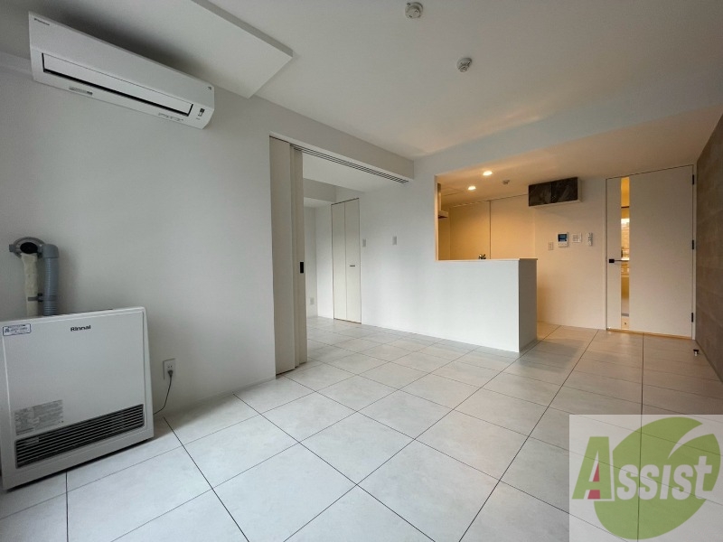 居室・リビング　日当たりが良くて心地よく過ごせそうなお部屋です。