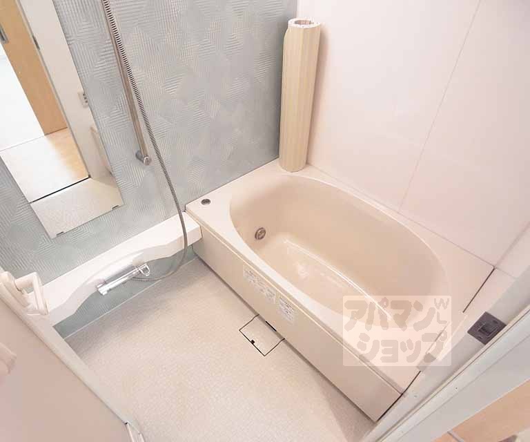 バス・シャワールーム　追い焚き機能付きのバスルーム。