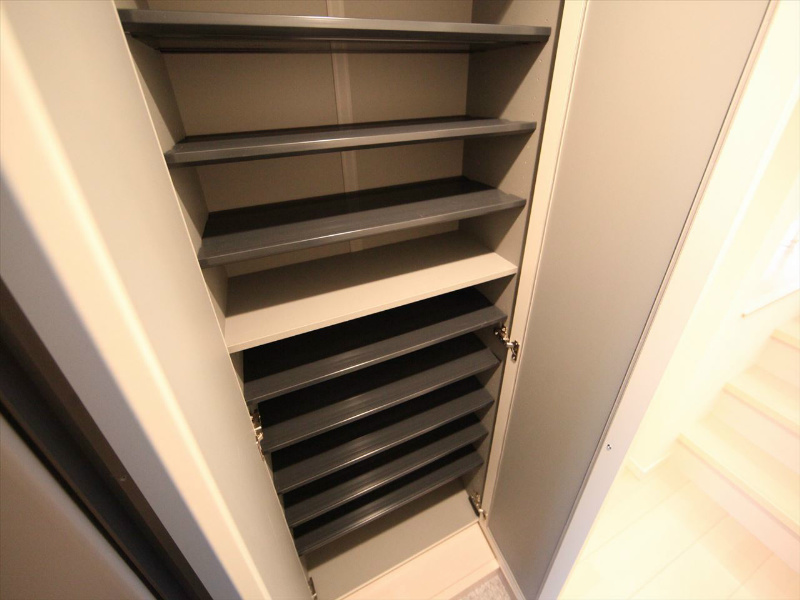 玄関　玄関　シューズボックス付（収納充実してます）