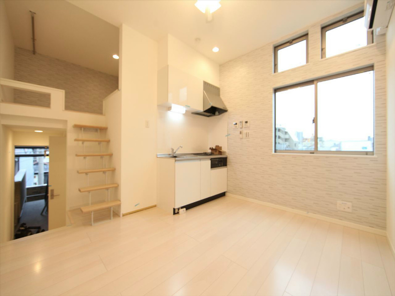 居室・リビング　ＬＤＫ8帖　洋室3.7帖　ロフト4.2帖（収納でも使えます）