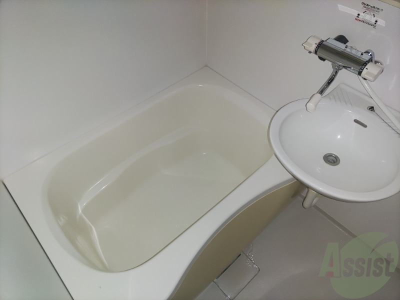 バス・シャワールーム　浴室浴槽は十分にくつろげる広さがありますね。