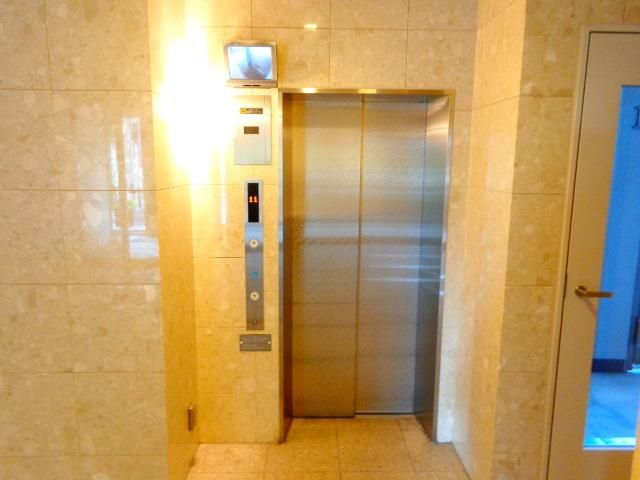 その他　モニター付きエレベーター