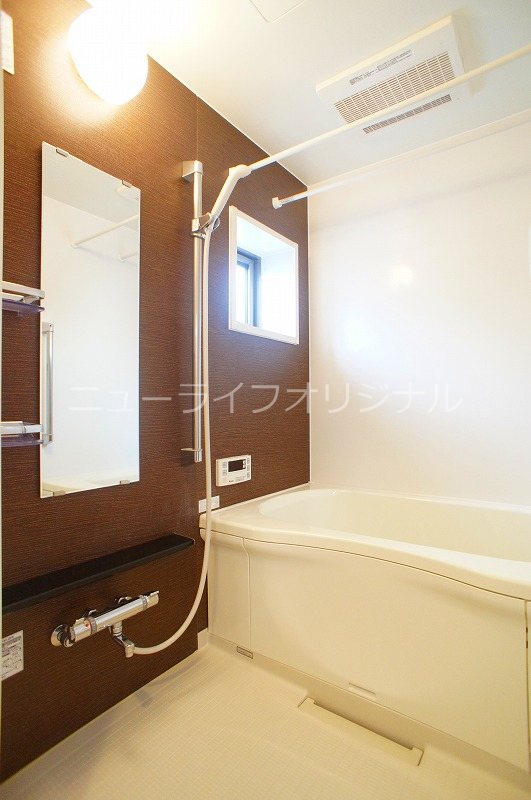 バス・シャワールーム　追焚機能はもちろん浴室乾燥機付きです。