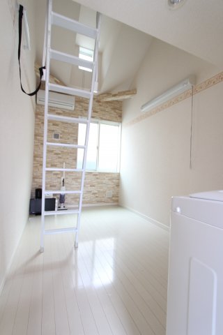 居室・リビング　同物件別部屋の写真です。