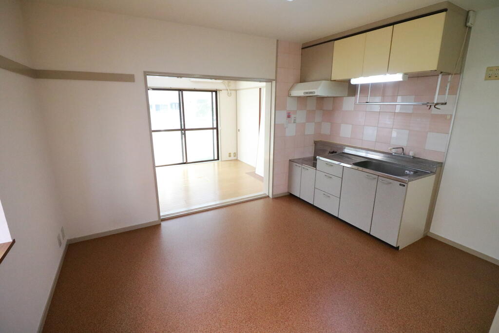 居室・リビング　全て別部屋のお写真になります。