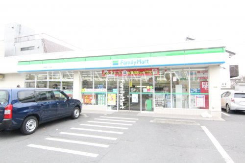 コンビニ　ファミリーマート西新井二丁目店（コンビニ）まで184m