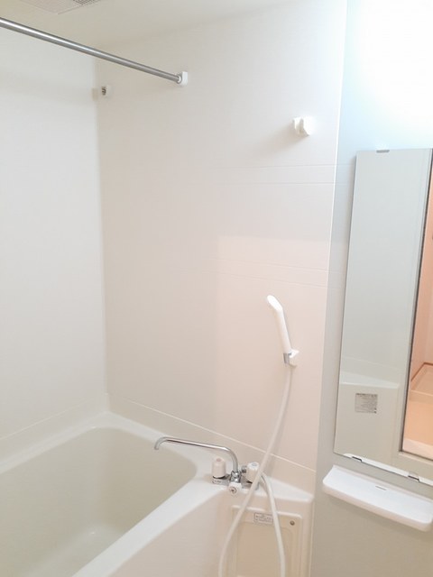 バス・シャワールーム　浴室乾燥付きで雨の日でも洗濯物が干せます☆