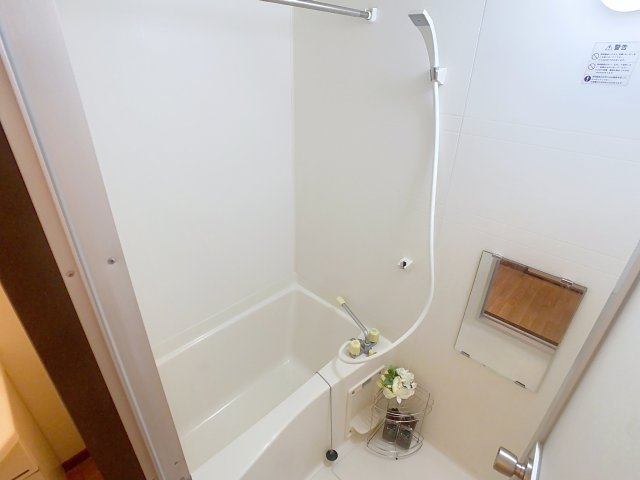 バス・シャワールーム　掲載写真は同型モデルを掲載しており実際のお部屋と仕様等が異な