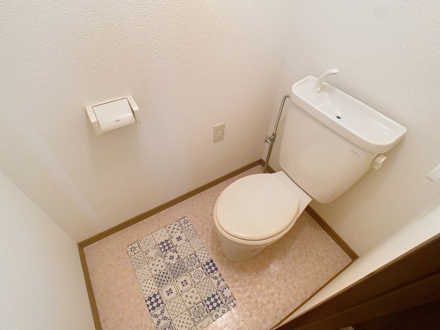 トイレ　掲載写真は同型モデルを掲載しており実際のお部屋と仕様等が異な