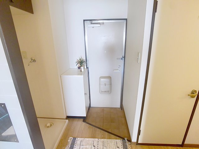 玄関　掲載写真は同型モデルを掲載しており実際のお部屋と仕様等が異な
