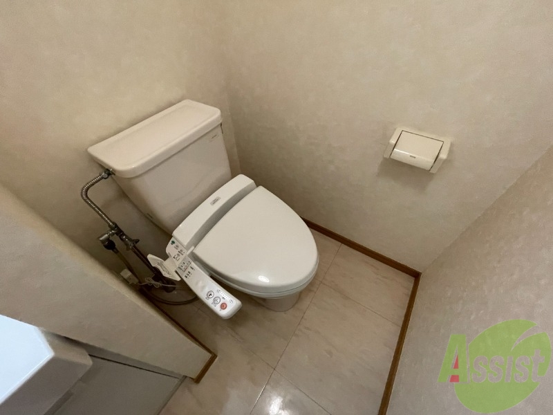 トイレ　トイレはシャワー付きトイレで洗面所とつながっています