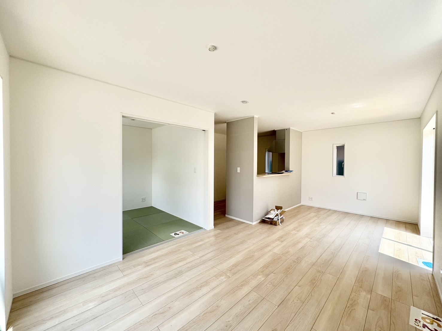 居室・リビング　お部屋が明るく見えるフローリングです♪