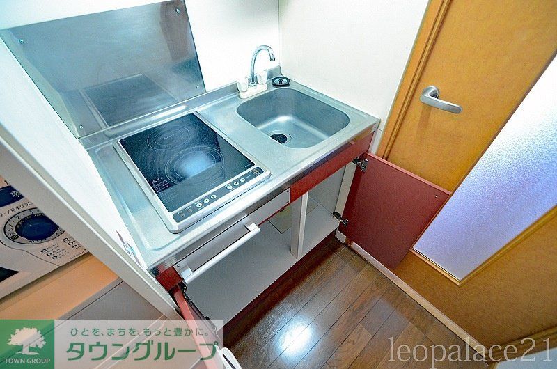 キッチン　2口ラジエントヒーター付き。部屋により設備が異なる場合あり。