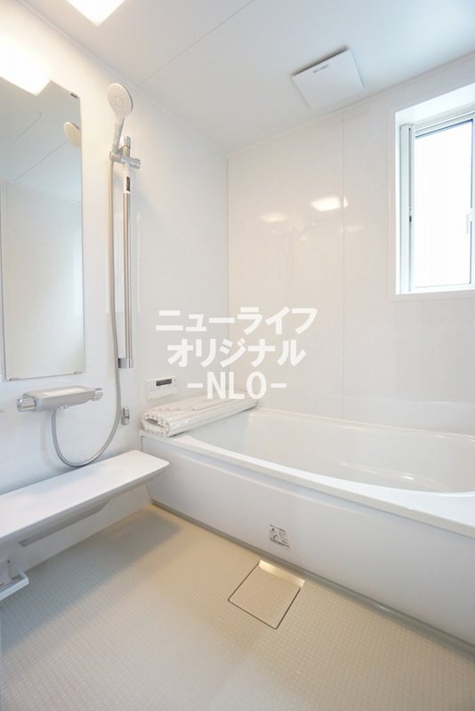バス・シャワールーム　ゆったりとした浴室には便利な小窓付き