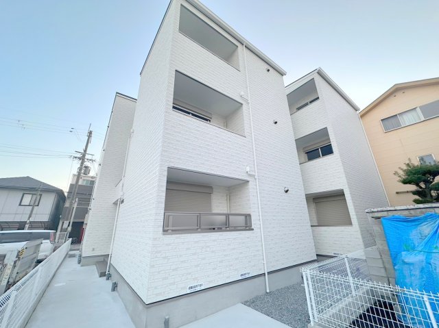 建物外観　閑静な住宅地にある、落ちついた色合いのキレイな建物です。
