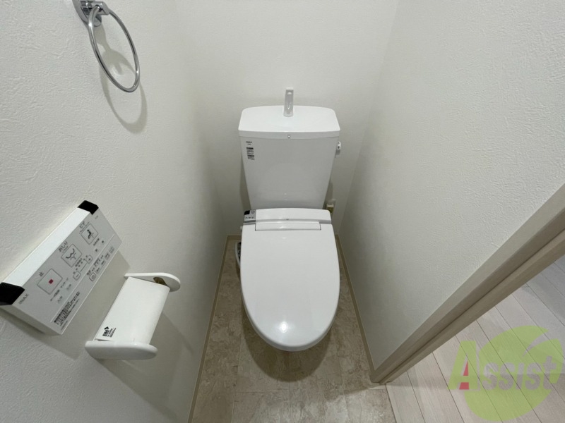トイレ　温水洗浄便座なので快適に使用できそうですね。