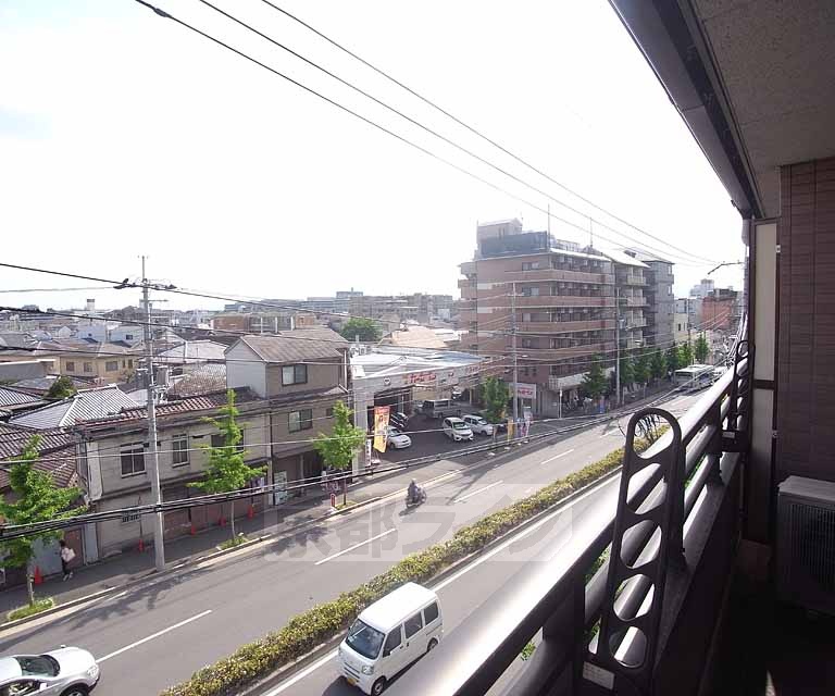 眺望　南向と東向きバルコニーで日当たり良好。