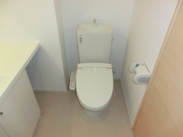 トイレ　温水洗浄便座付きのトイレです♪
