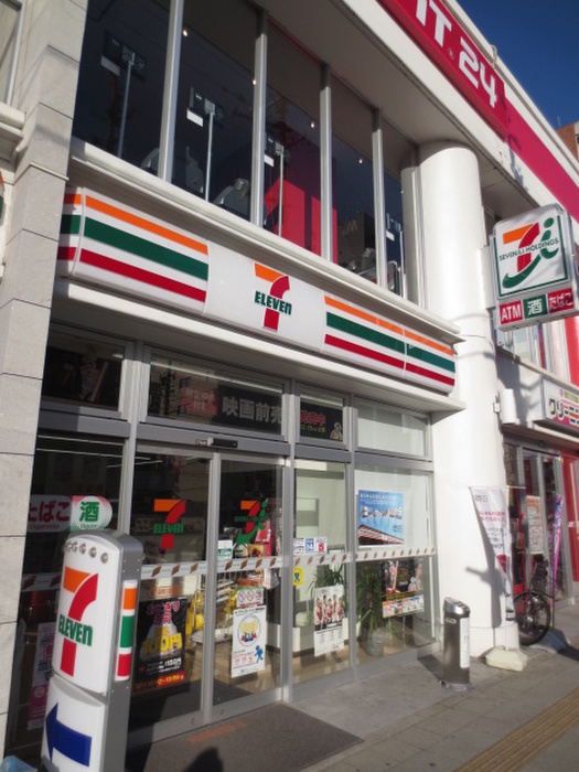 コンビニ　セブンイレブン　黒川駅前店（コンビニ）まで304m