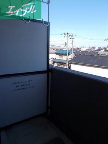 バルコニー　同物件反転部屋の写真です