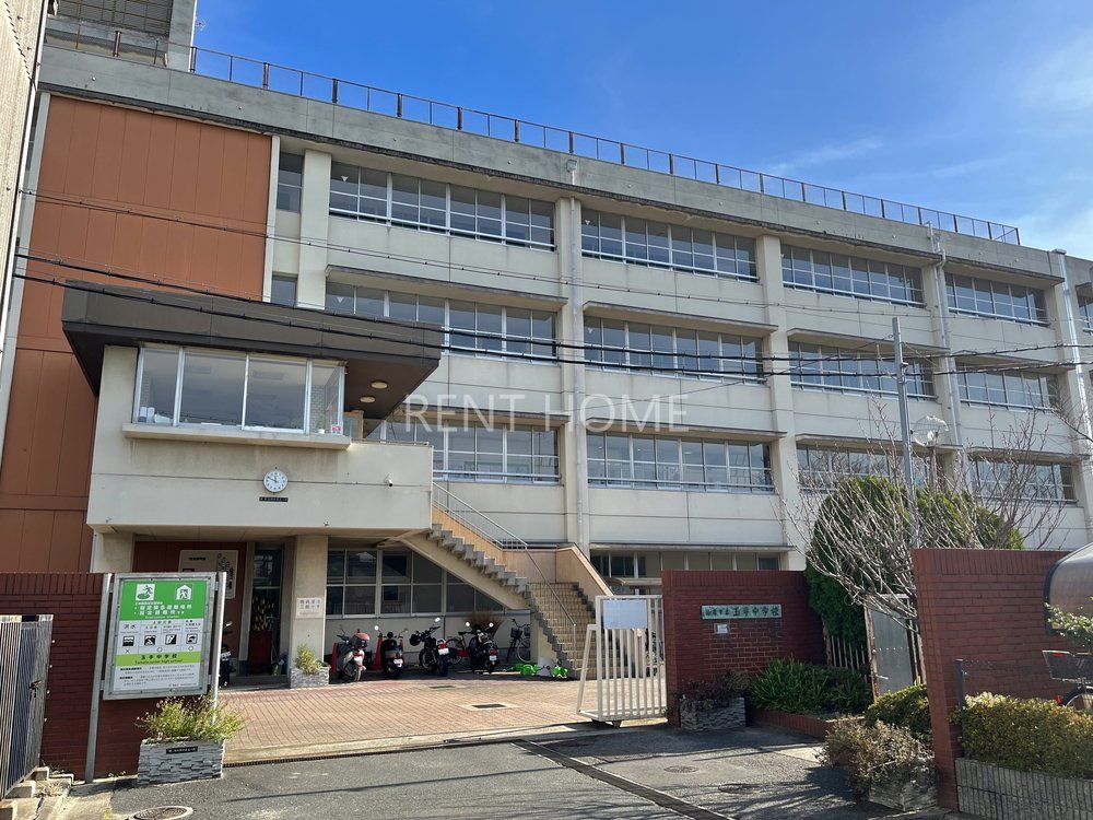 中学校　柏原市立玉手中学校（中学校）まで320m