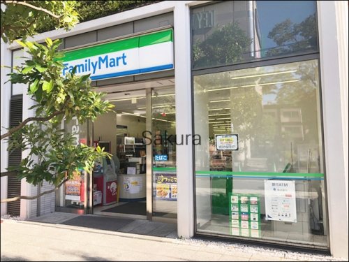 コンビニ　ファミリーマート（コンビニ）まで215m