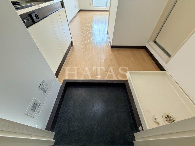 玄関　同物件別部屋のお写真です※床材等の色味が相違する場合がありま