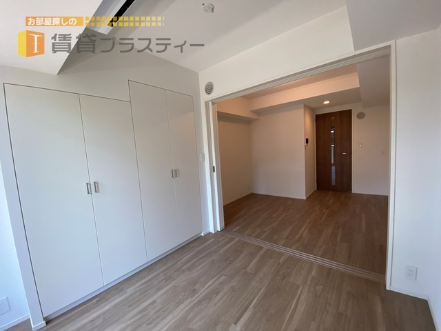 その他部屋・スペース　日差し差し込む洋室。